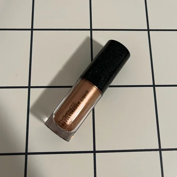 MAC Dazzleshadow Liquid Eyeshadow: Beam Time✨ - Picture 12 of 12